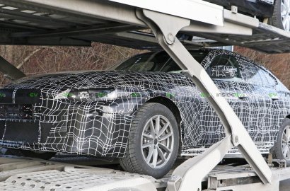 Появились фотографии первого образца серийного электромобиля BMW i4.