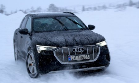 Audi e-tron зимой спереди