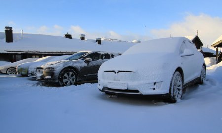 Tesla Model X под снегом