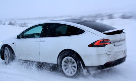 Tesla Model X дрифтует зимой