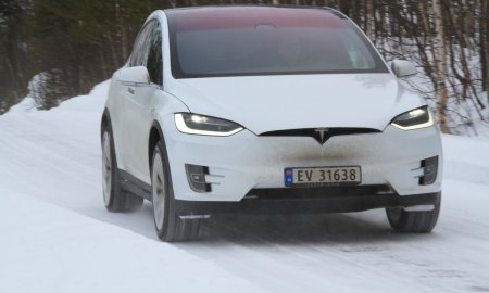 Tesla Model X зимой