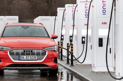 Audi анонсировала услугу зарядки e-tron